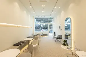 화이트톤 미니멀 감성의 COI카페 인테리어